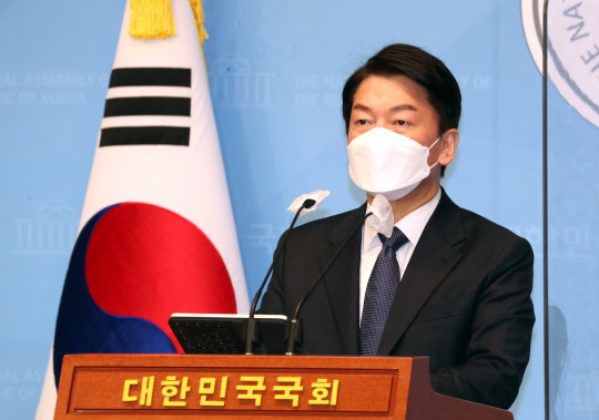 안철수 국민의당 대선후보가 지난 16일 국회 소통관에서 기자회견을 하고 있다. 연합뉴스.